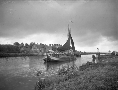 400206 Gezicht op het Merwedekanaal ter hoogte van Loenersloot, met de geopende draaibrug in de weg tussen Loenen en ...